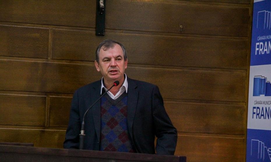 Ginásio do Leporace está às escuras; vereador usa tribuna para fazer reclamação