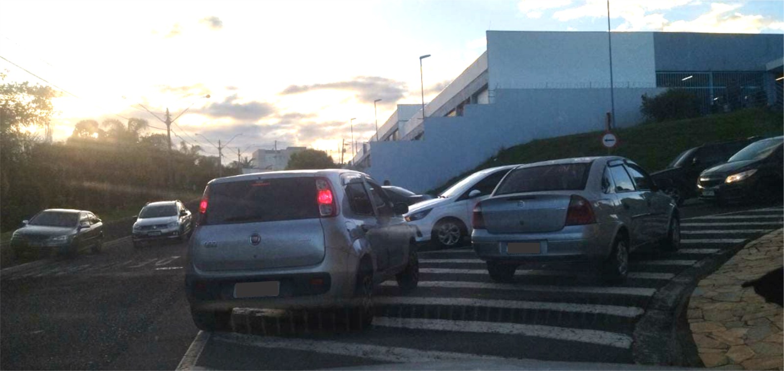 Portas de escolas em Franca imitam o “trânsito da Índia”: e salve-se quem puder!