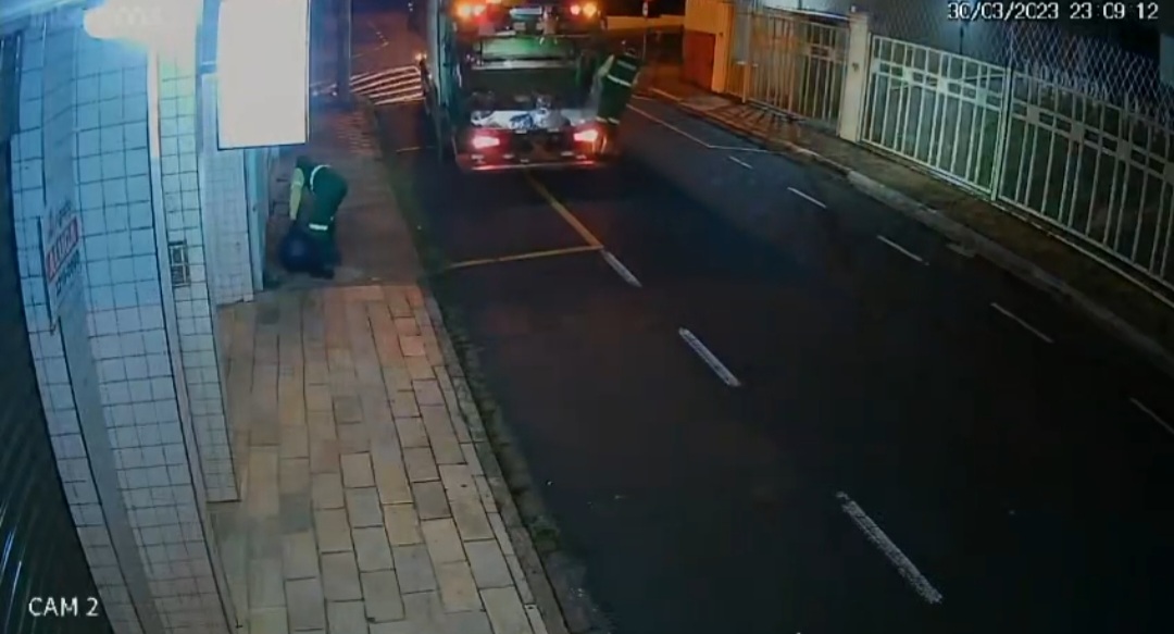 Coletor de lixo é “deixado pra trás” e causa revolta em Franca. Veja o vídeo aqui