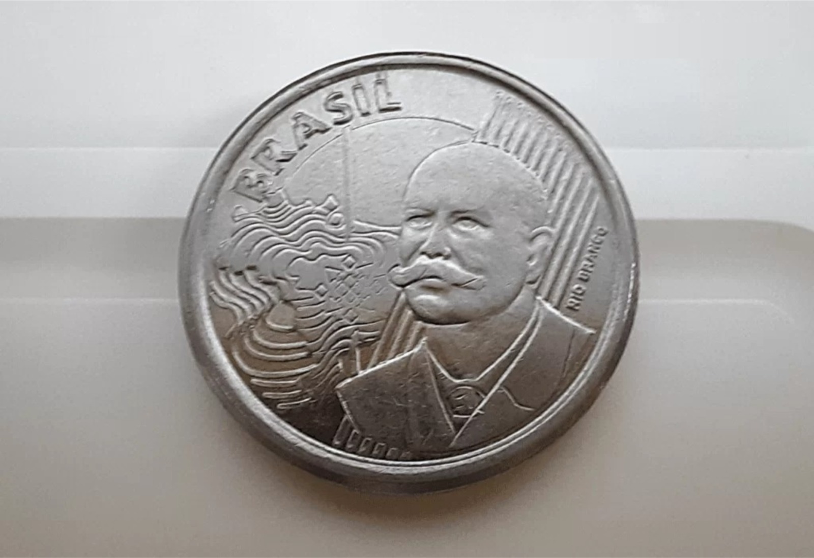 Todo mundo quer: moedas “ignoradas” de R$ 0,50 agora podem valer até R$ 5 mil