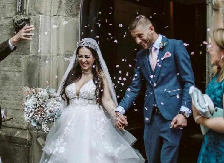 Noivos donos de ferro-velho fazem casamento barato com sucata e encantam a web