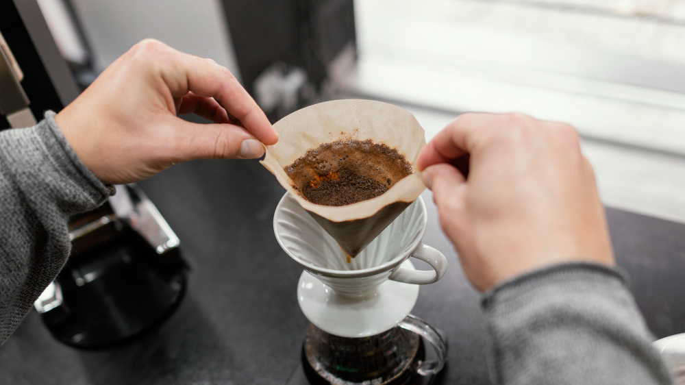 Você nunca mais vai descartar a borra do café depois de conhecer estes benefícios
