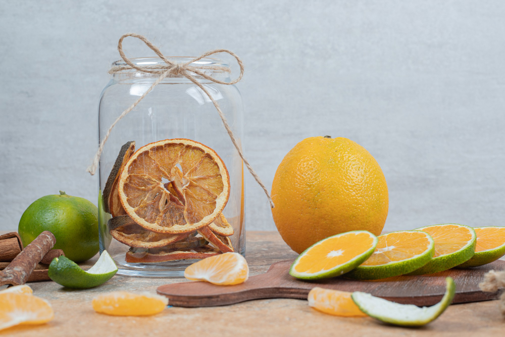 Por que virou moda colocar casca de laranja e vinagre dentro de uma garrafa?