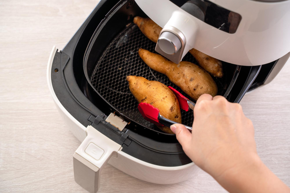 O truque para limpar air fryer que está bombando no TikTok. Veja como funciona