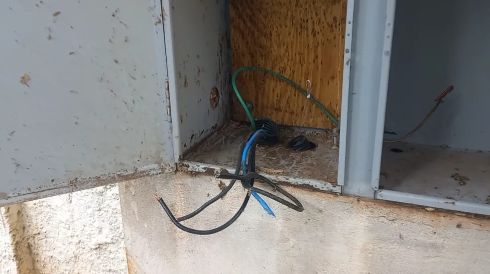 Ladrões furtam fios elétricos e relógio da UBS Leporace, que suspende atendimento