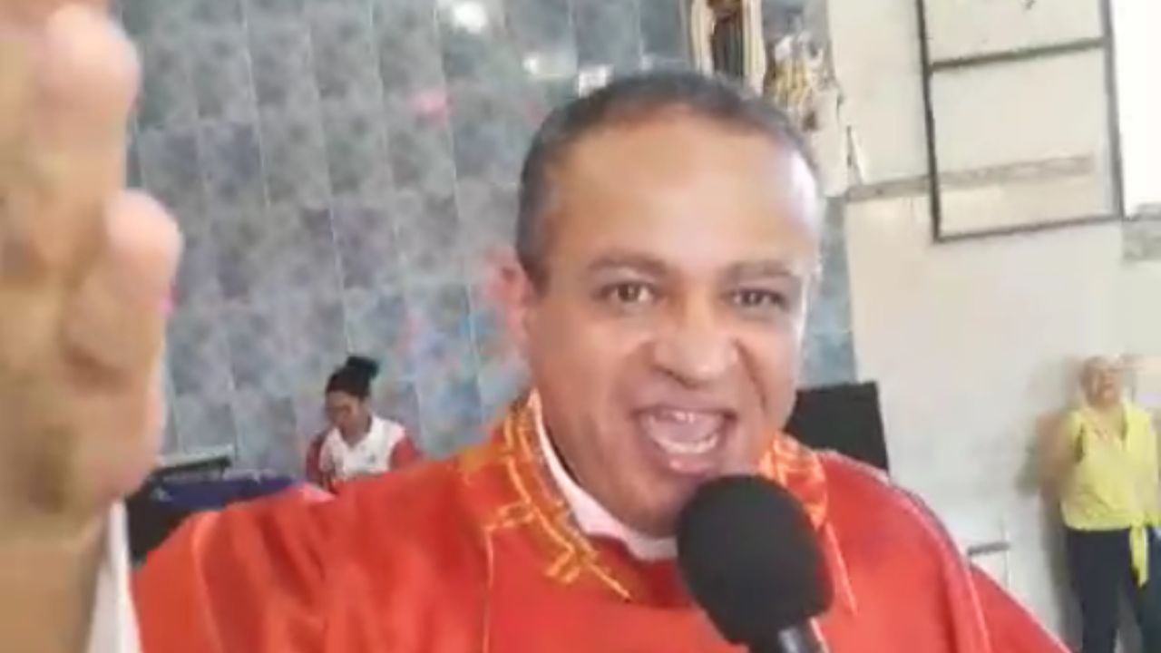 Padre cantando sucesso de Xande de Pilares em missa viraliza: “Vida dos brasileiros”