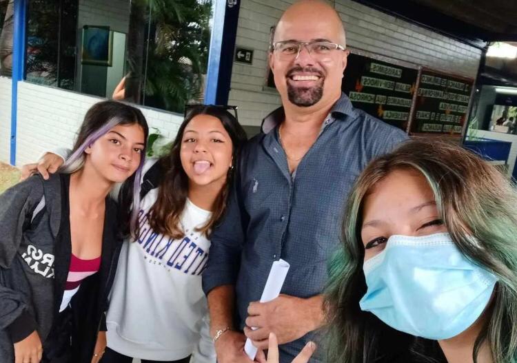 Começou como merendeiro, passou a professor e agora se tornou diretor de escola