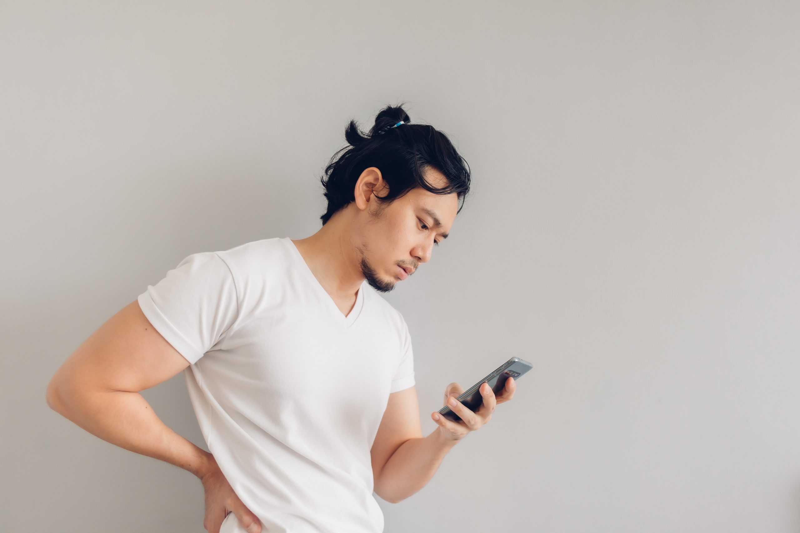 Veja aqui os cuidados necessários para não prejudicar a coluna ao usar o celular