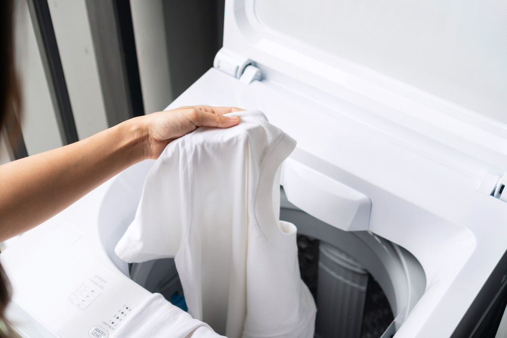 Dois produtinhos para dar adeus à dor de cabeça que é desencardir roupas brancas