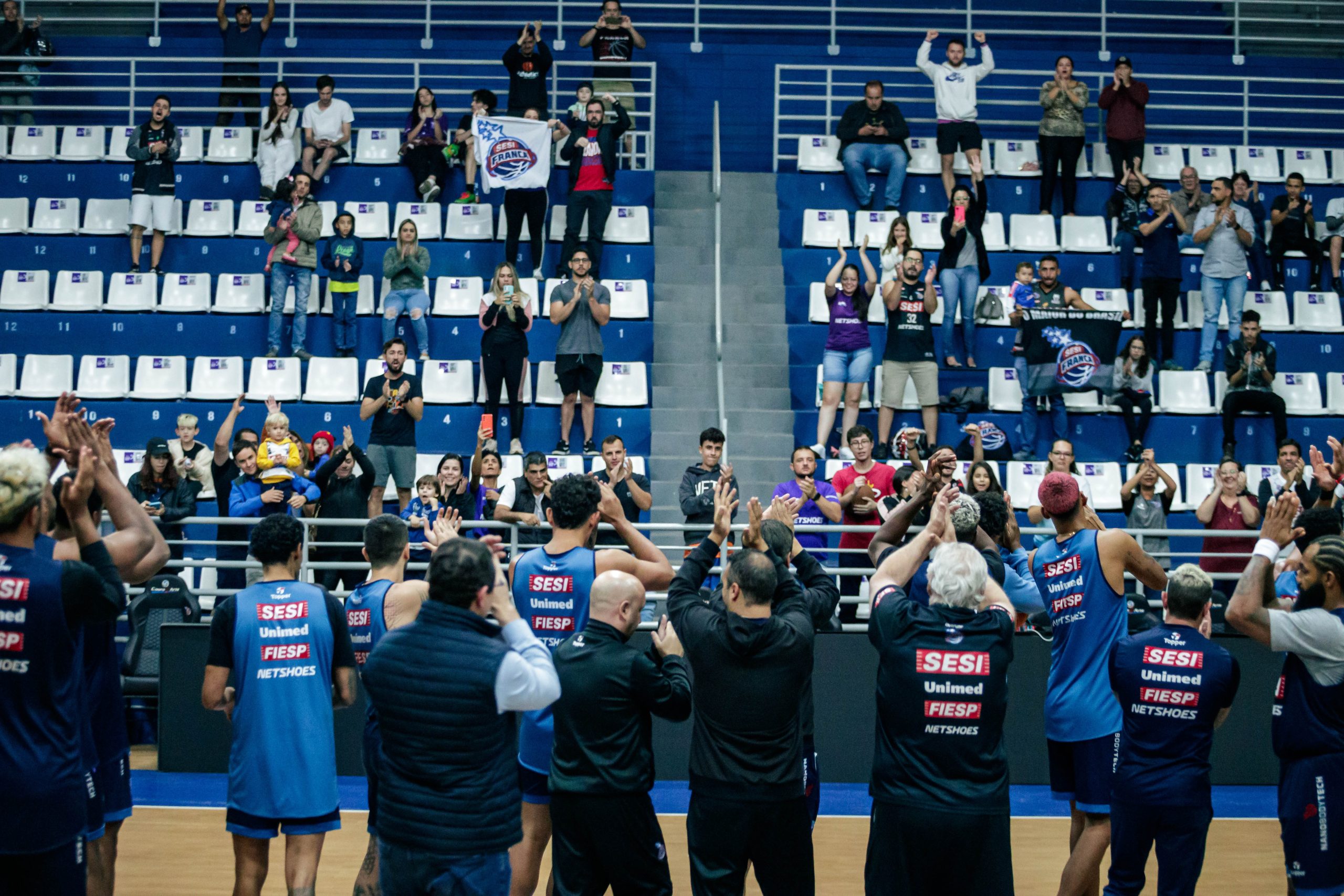 Torcedores vão ao treino do Sesi Franca incentivar equipe para decisão desta noite
