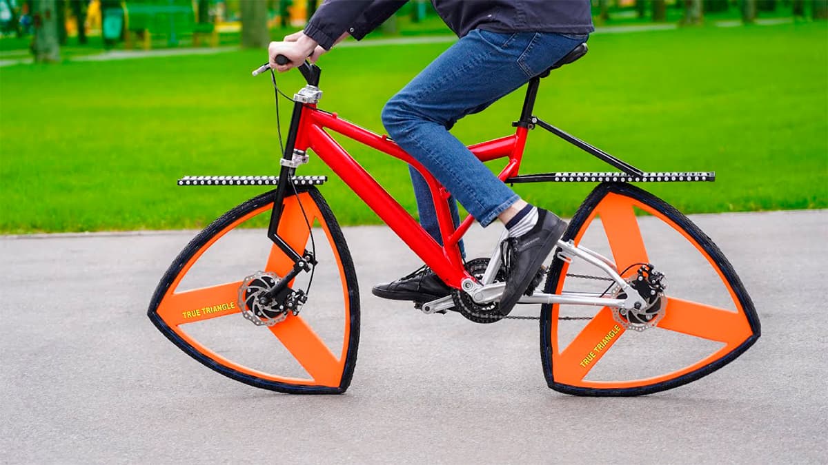 Bike com roda triangular, completamente heterodoxa; anda bem e não é piada