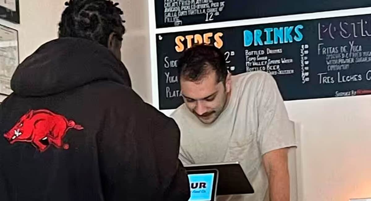 Funcionário de restaurante trata sem-teto com empatia, dando-lhe mesa e melhor prato