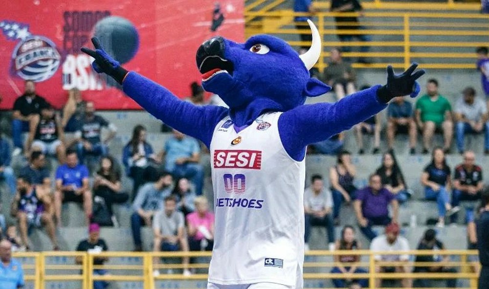 Mascote Touro, do Sesi Franca, vai a julgamento após trombar sem querer com juízes