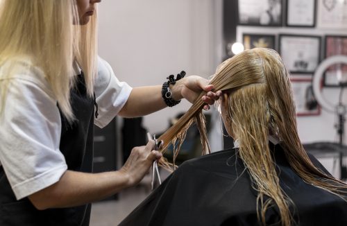 Corte químico: Entenda o que é o problema e como evitar danos ao cabelo - Jornal da Franca