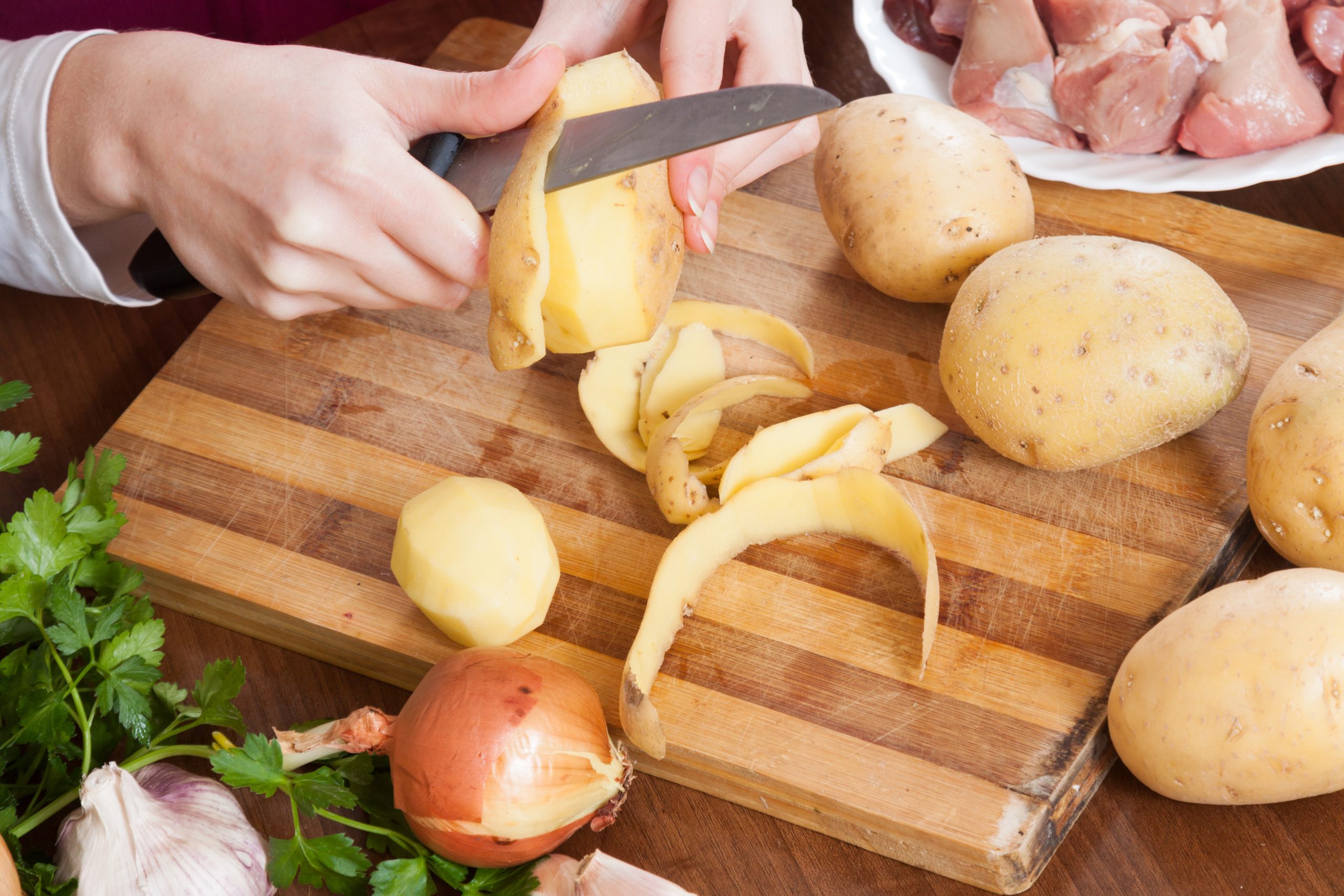 Não jogue no lixo: Faça um poderoso desengordurante com as cascas de batata!