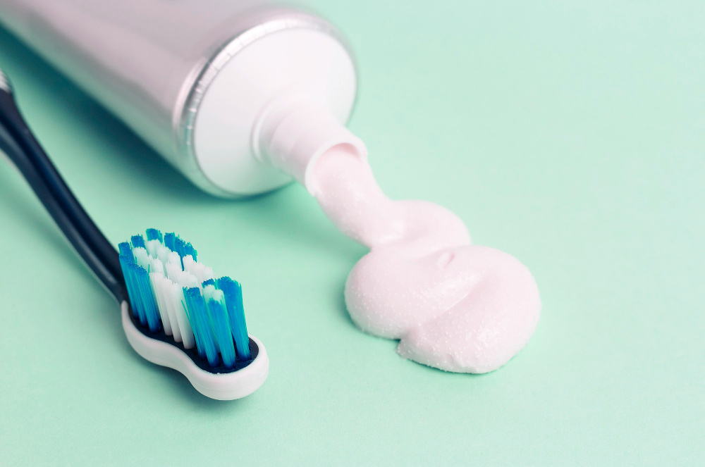 Veja dez maneiras inteligentes e surpreendentes de usar a pasta de dente em casa