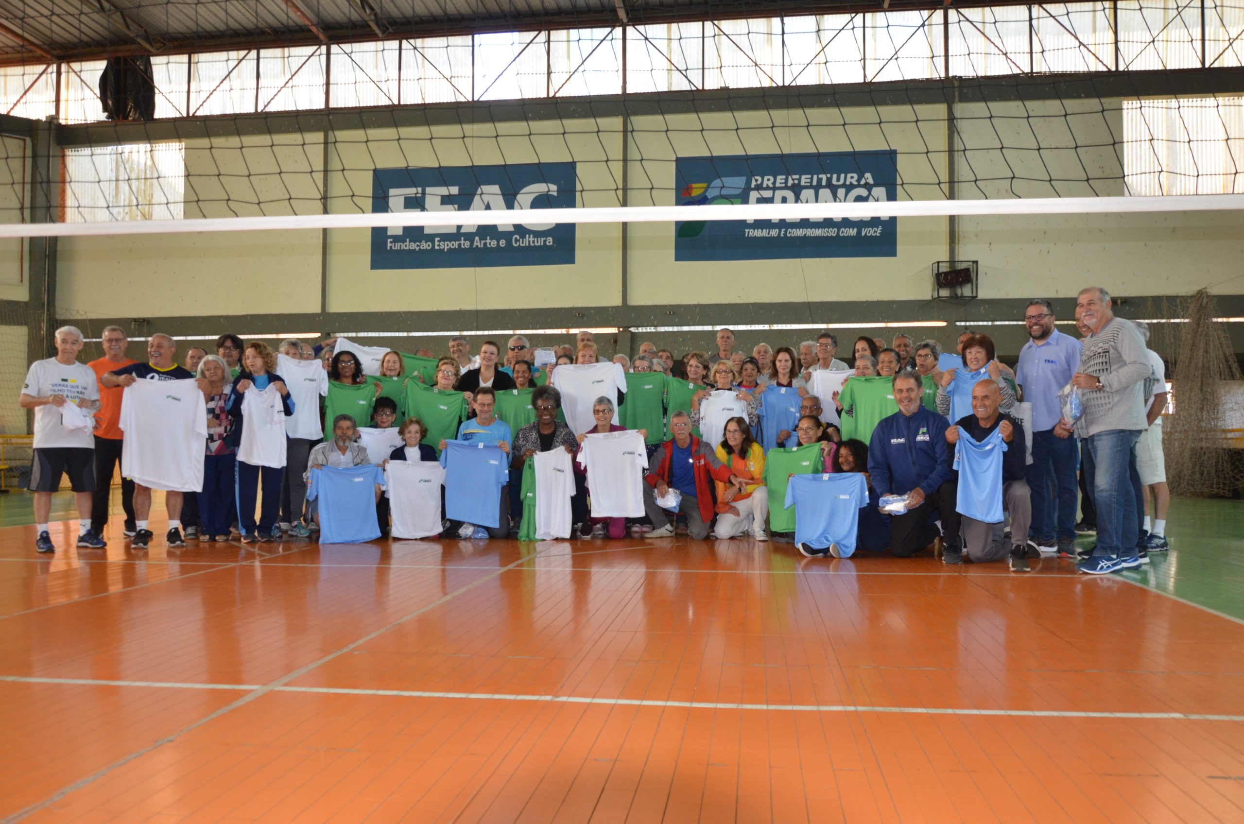 Prefeitura de Franca entrega uniformes para atletas que disputarão jogos em Barretos