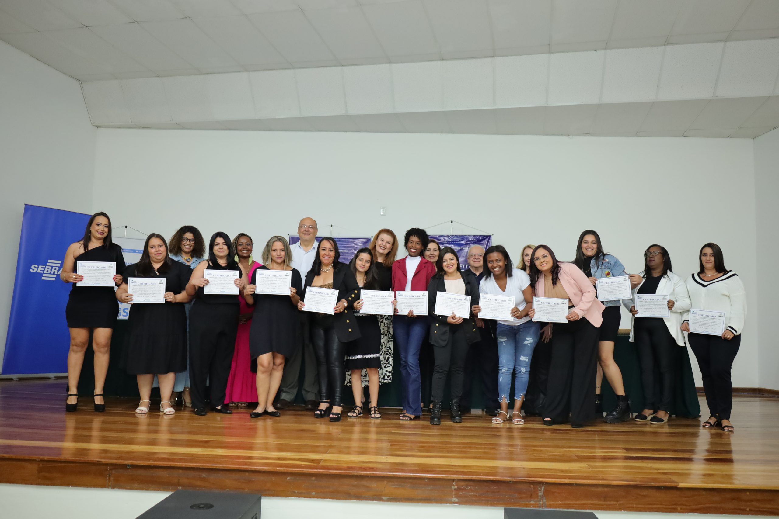 Fussol realiza entrega certificados dos cursos das Escolas da Beleza e Couro
