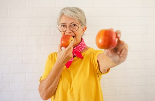 Uma maçã por dia reduz o risco de fragilidade em idosos em 20%, revela estudo - Jornal da Franca