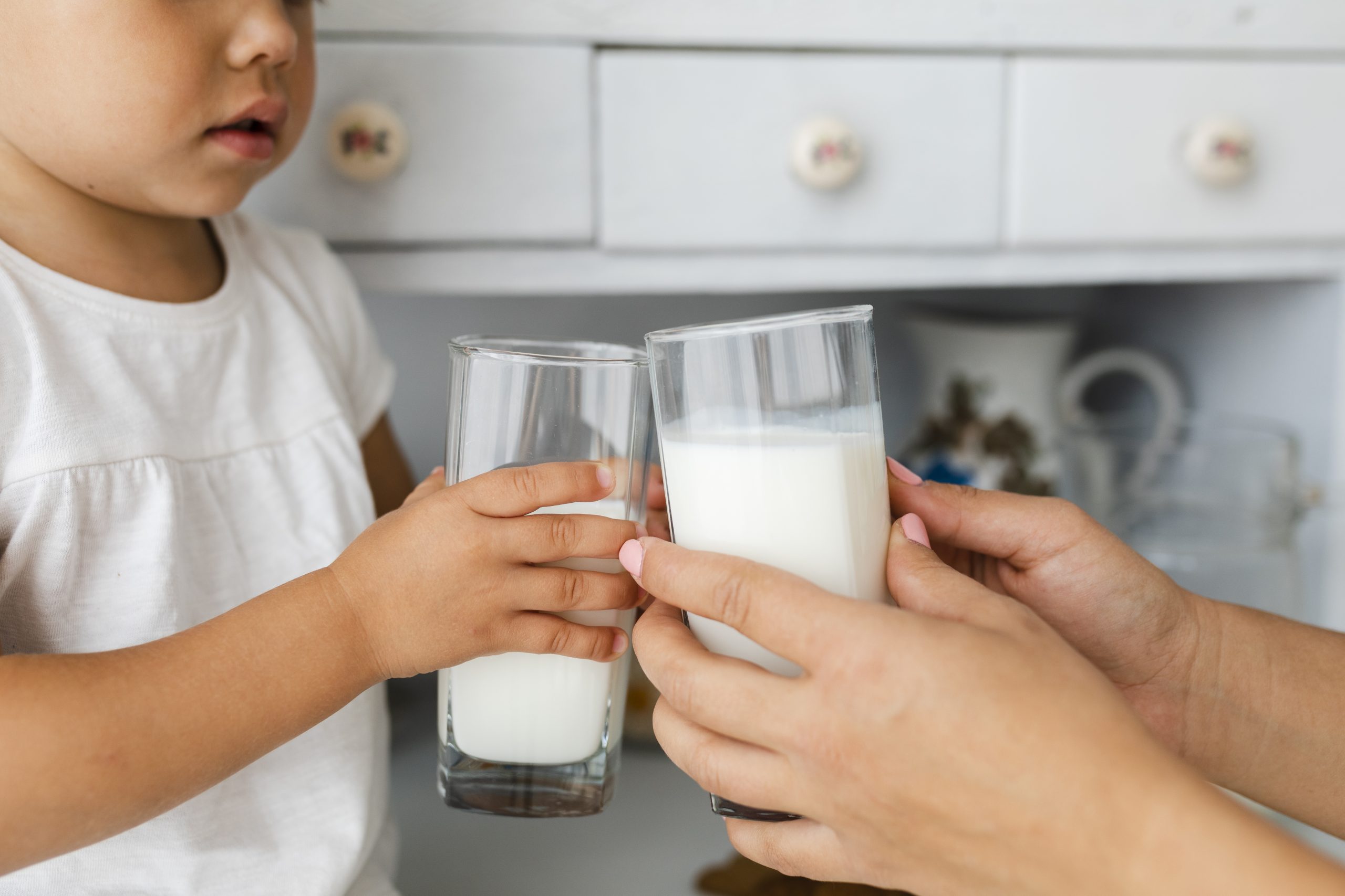 Você sabe qual é a melhor bebida para se manter hidratado? Acredite, não é água!
