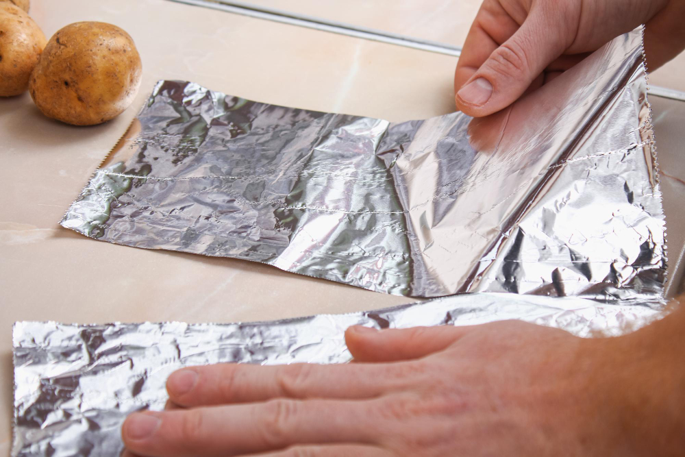Limpa até prata! Veja as utilidades incríveis para o papel alumínio fora da cozinha