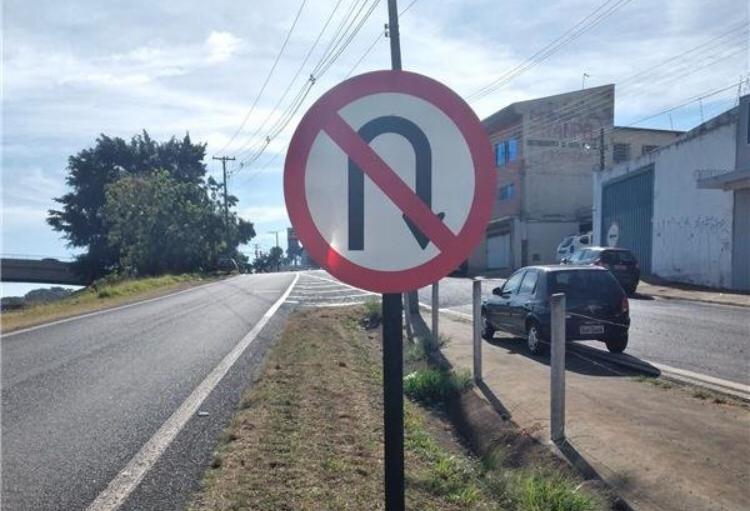 Instalados balizadores para diminuir imprudência em alça de acesso a Franca