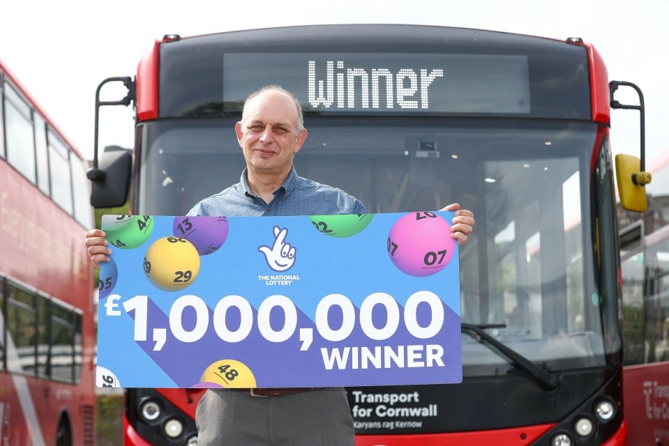 Motorista de ônibus ganha prêmio milionário na loteria e vai trabalhar como sempre