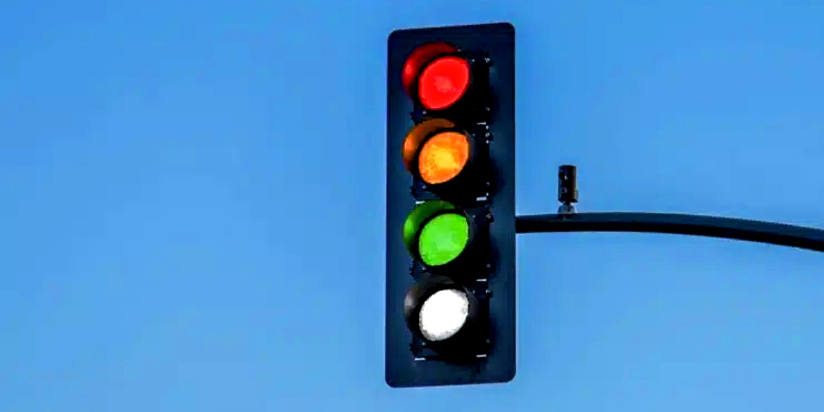 Estudo sugere a inclusão de uma quarta luz aos semáforos. Entenda a proposta