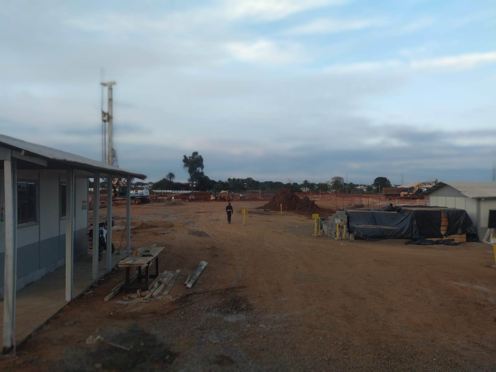 Terraplenagem pronta e fundação está quase lá; obra de hospital segue o cronograma