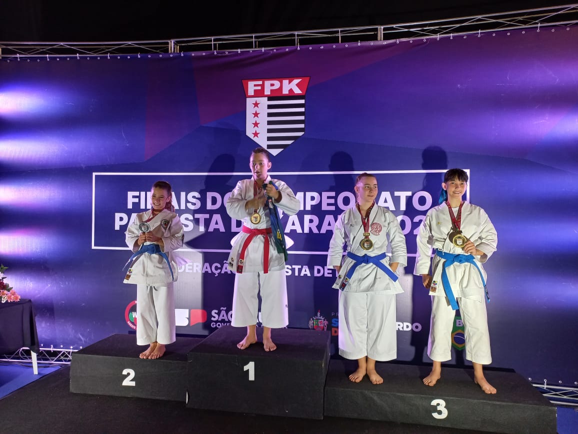 Jovens francanos brilham em campeonato de karatê e conquistam medalhas para a cidade