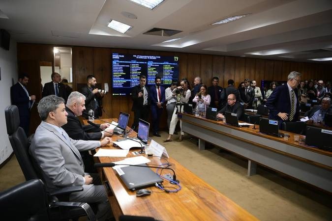 Setor calçadista emprega 297 mil pessoas; em abril, setor perdeu três mil empregos