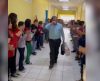 Professor se aposenta e alunos fazem corredor humano para homenageá-lo - Jornal da Franca
