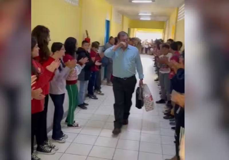 Professor se aposenta e alunos fazem corredor humano para homenageá-lo