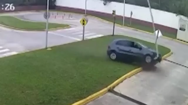 Motorista-aluna tomba carro de autoescola durante prova de habilitação; vídeo