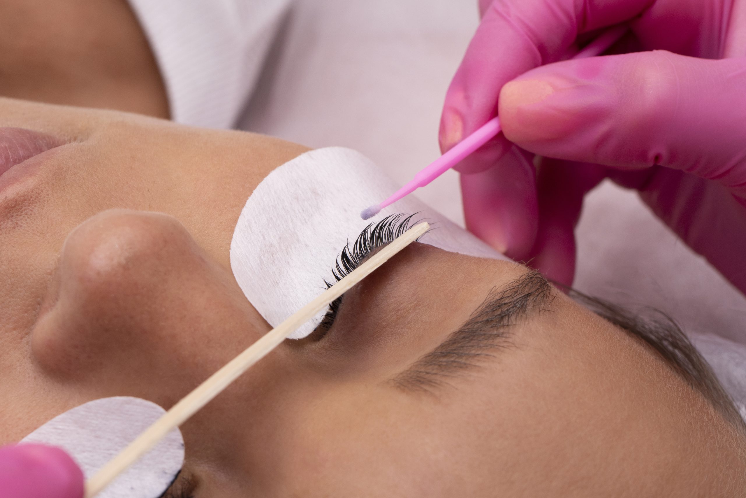 Cuidado: Alongamento de cílios pode oferecer riscos na saúde ocular; entenda!
