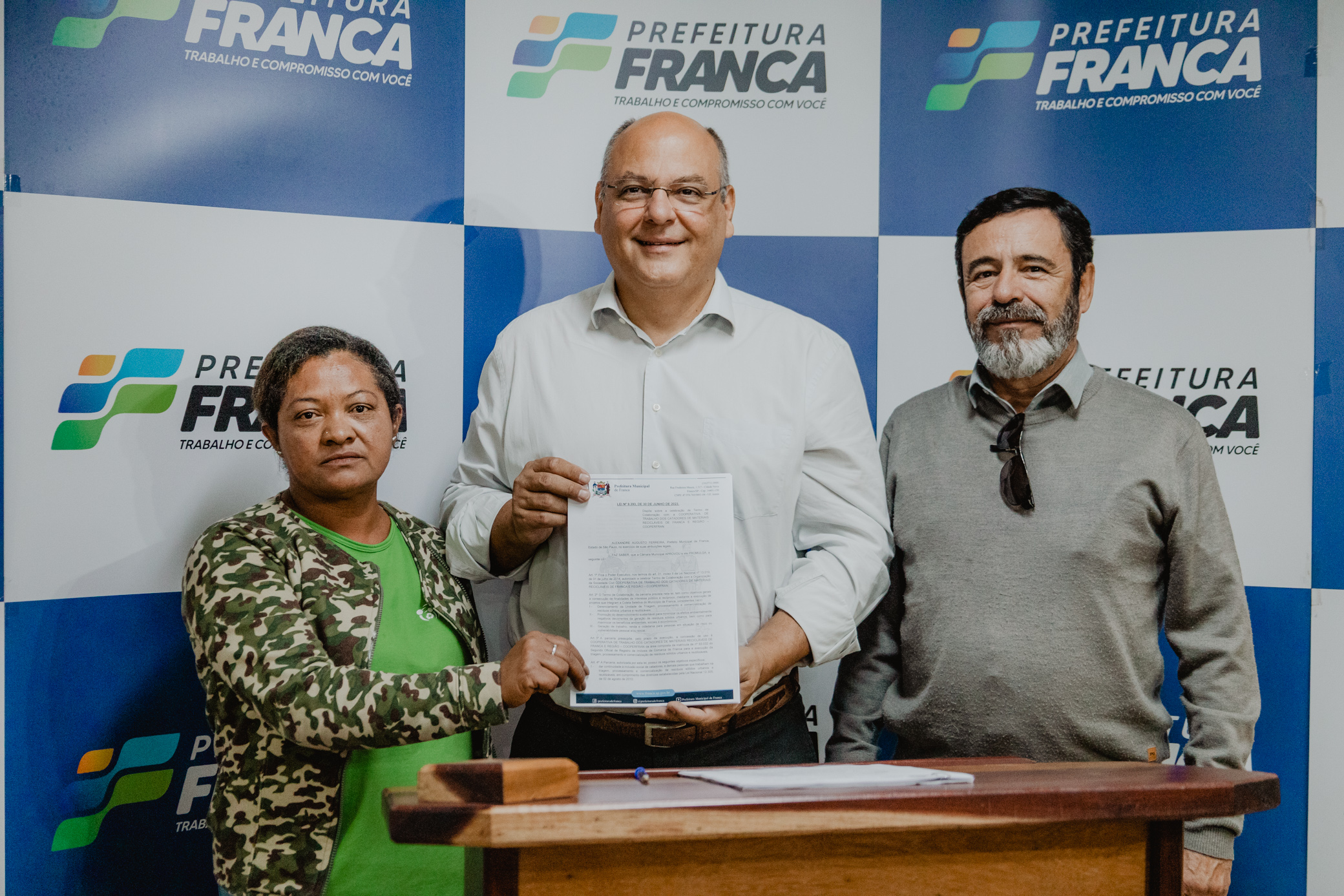Prefeito de Franca assina lei que regulariza trabalho de reciclagem de resíduos