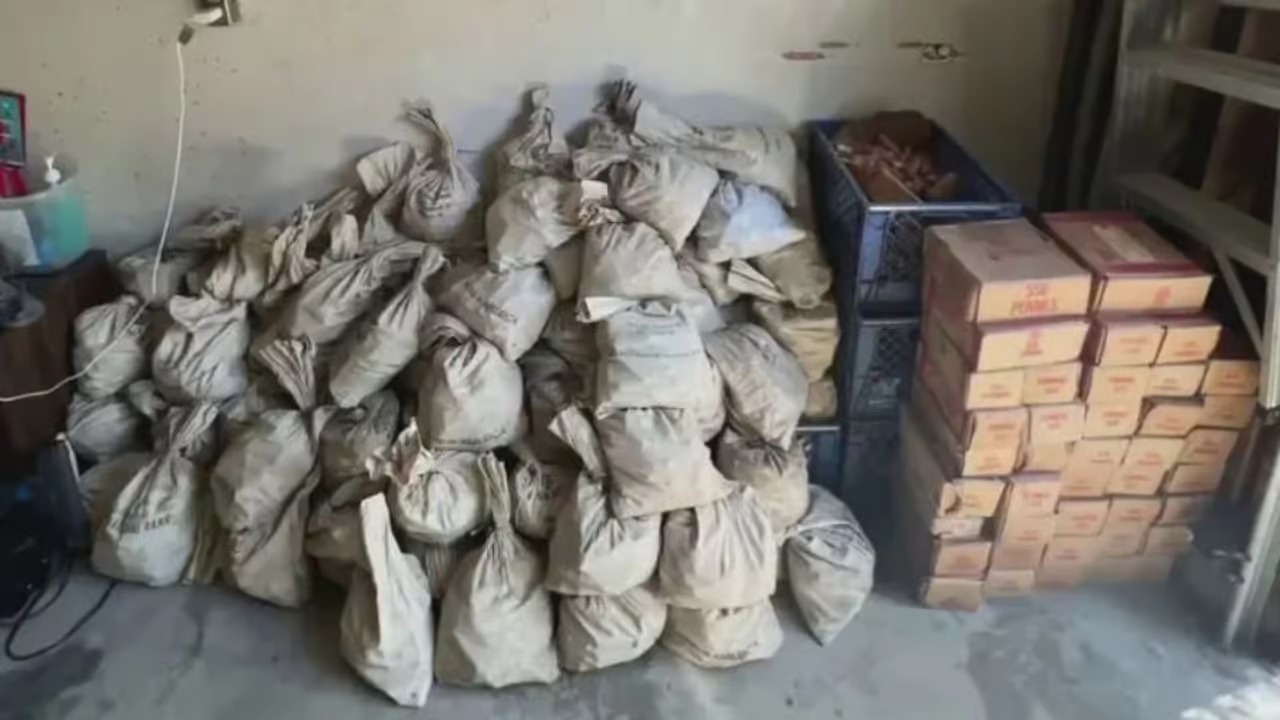 Família foi limpar cômodo da casa e encontrou um milhão de moedas em sacos