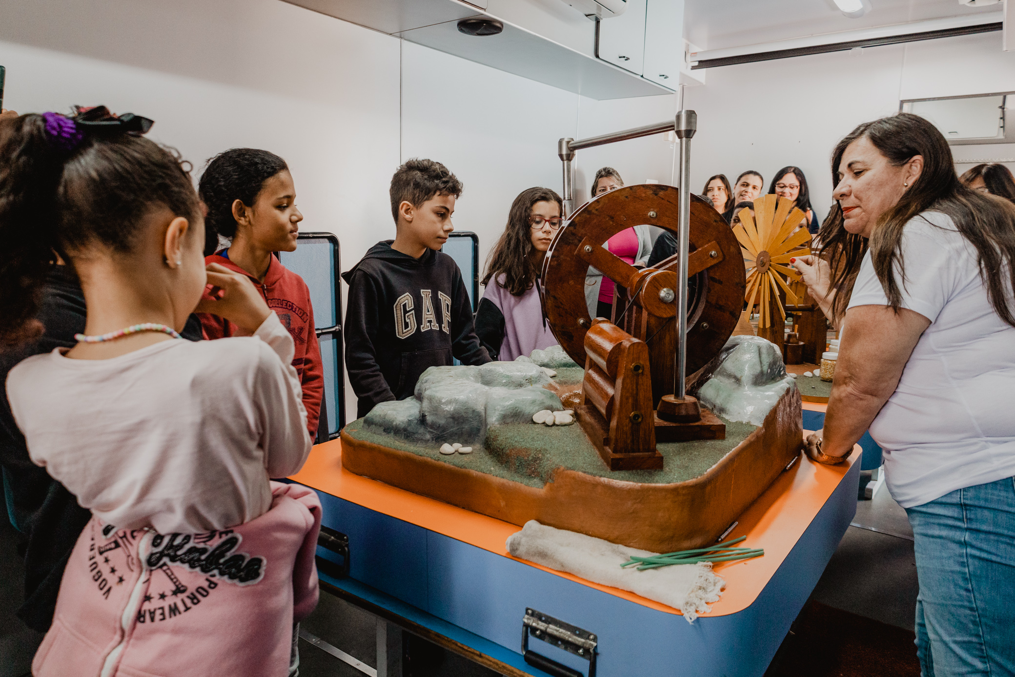 Projeto ‘Ciência Móvel’ leva história e experimentos à escola do Leporace