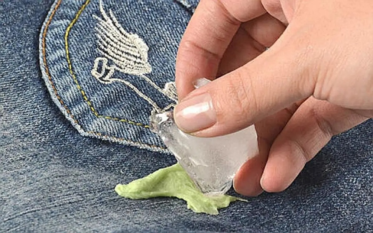 Qual é o melhor jeito de remover chiclete sem estragar ou desbotar a roupa?