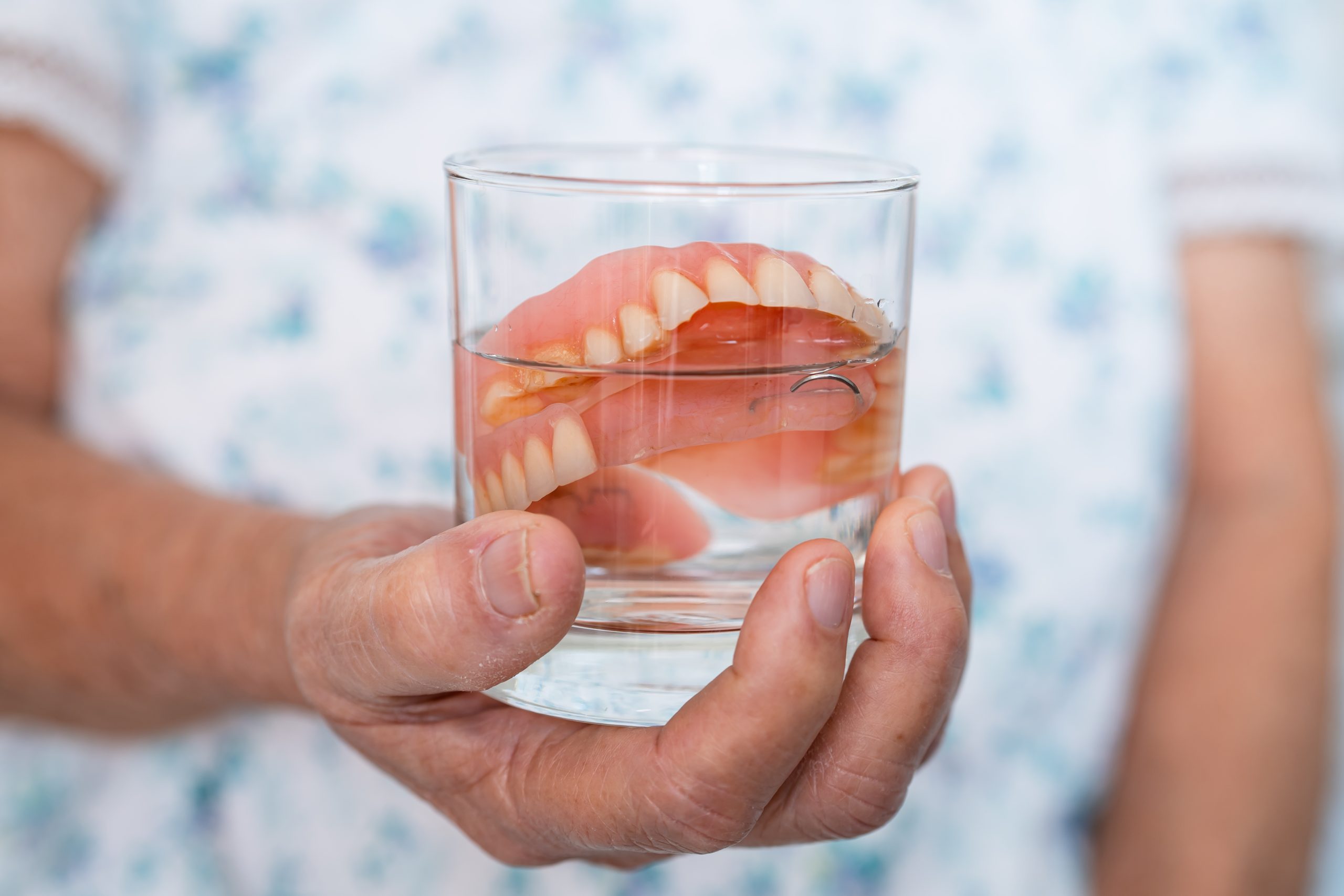 Dentaduras podem ser um terreno fértil para germes que causam pneumonia