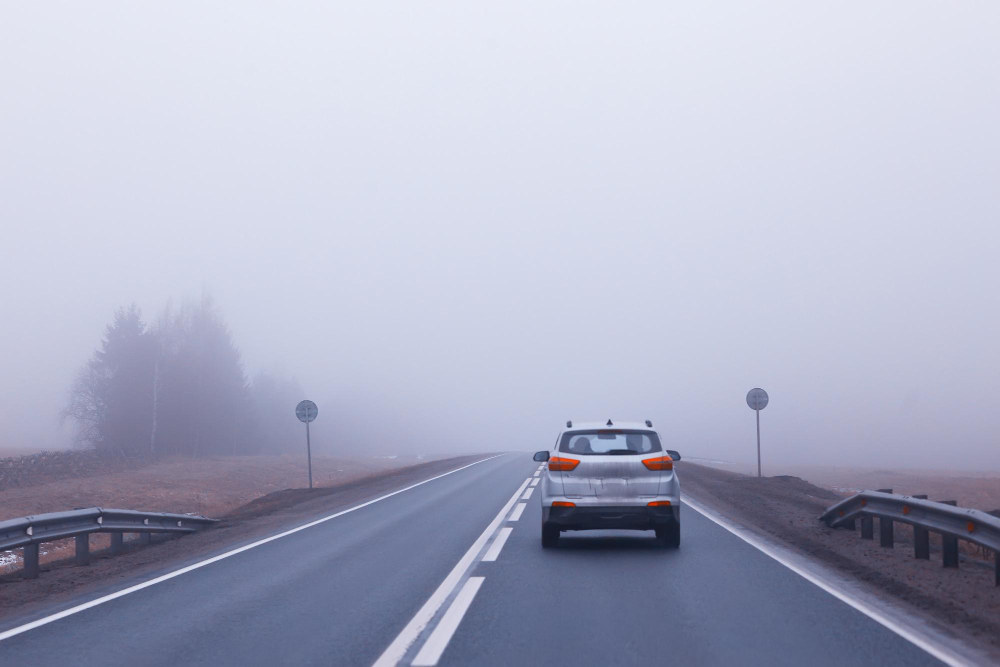 Dirigir sob neblina: veja o motorista deve e o que não deve fazer nessas condições