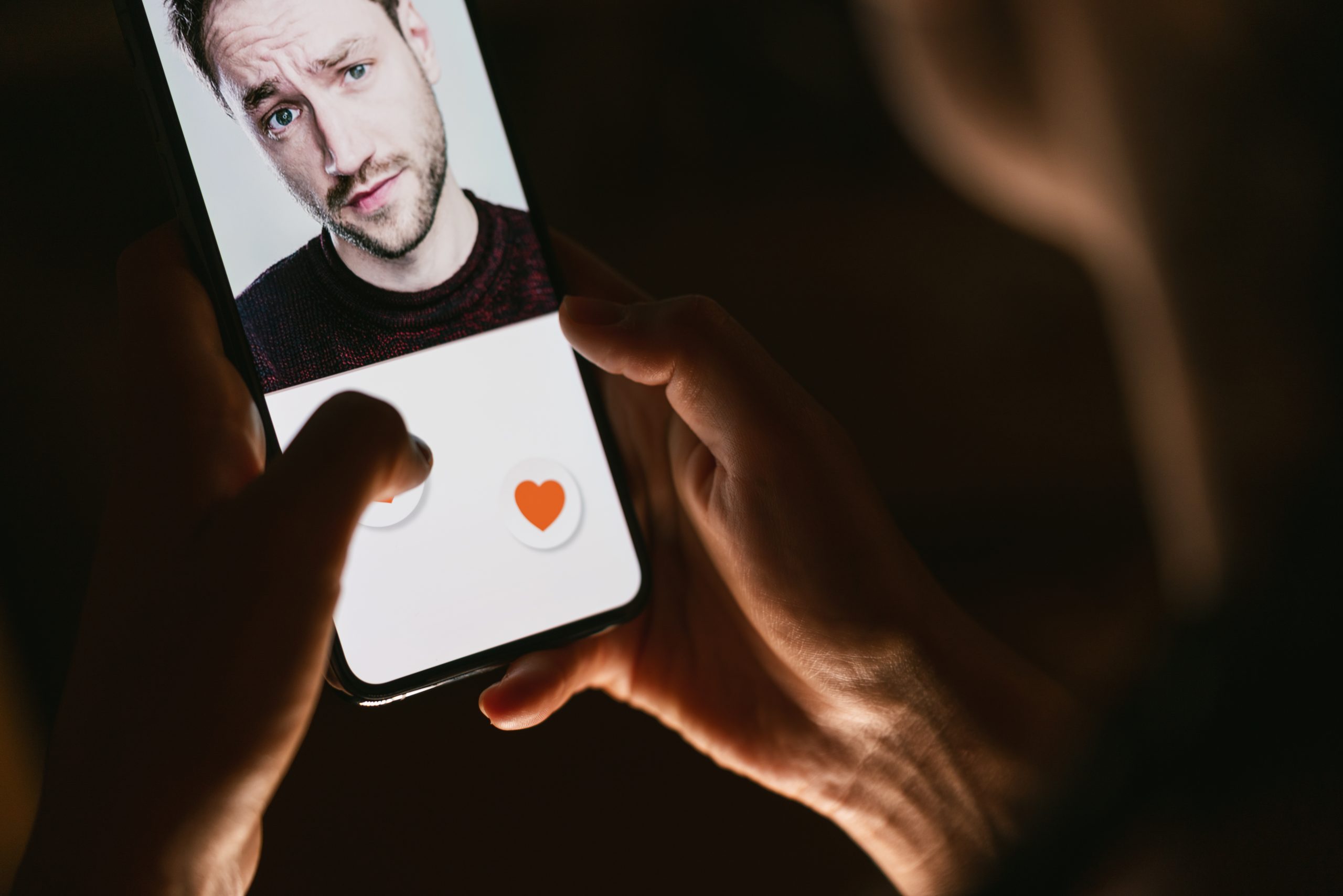 Golpe do amor: Veja como não ser vítima nos aplicativos de namoro