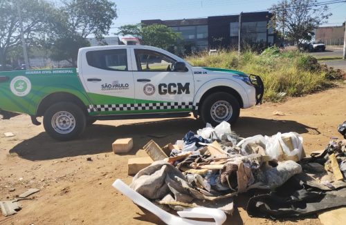 Guarda Civil de Franca flagra descarte irregular de lixo e autua infrator - Jornal da Franca