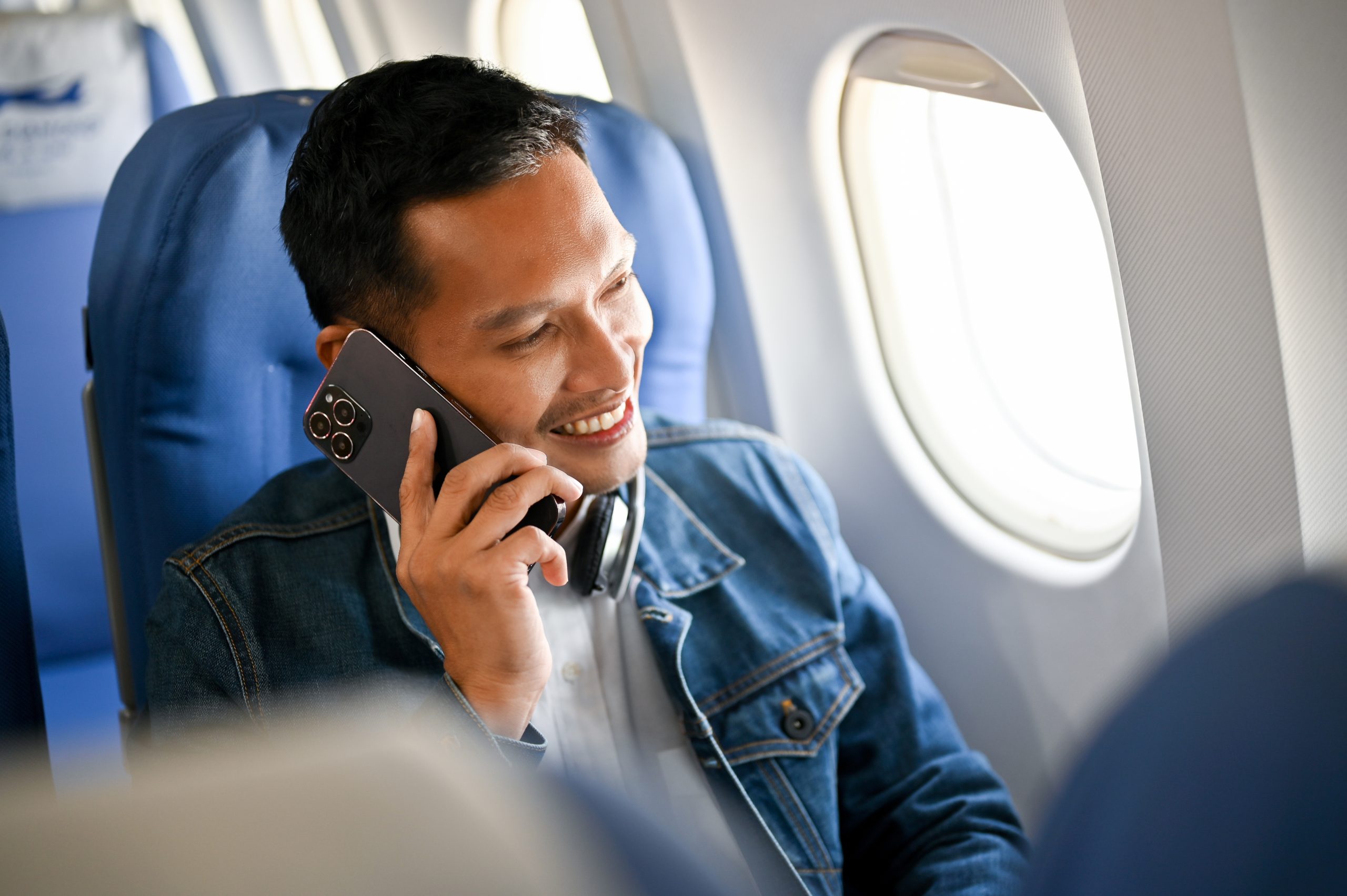 Por que não posso usar normalmente meu celular dentro do avião? Veja a resposta!