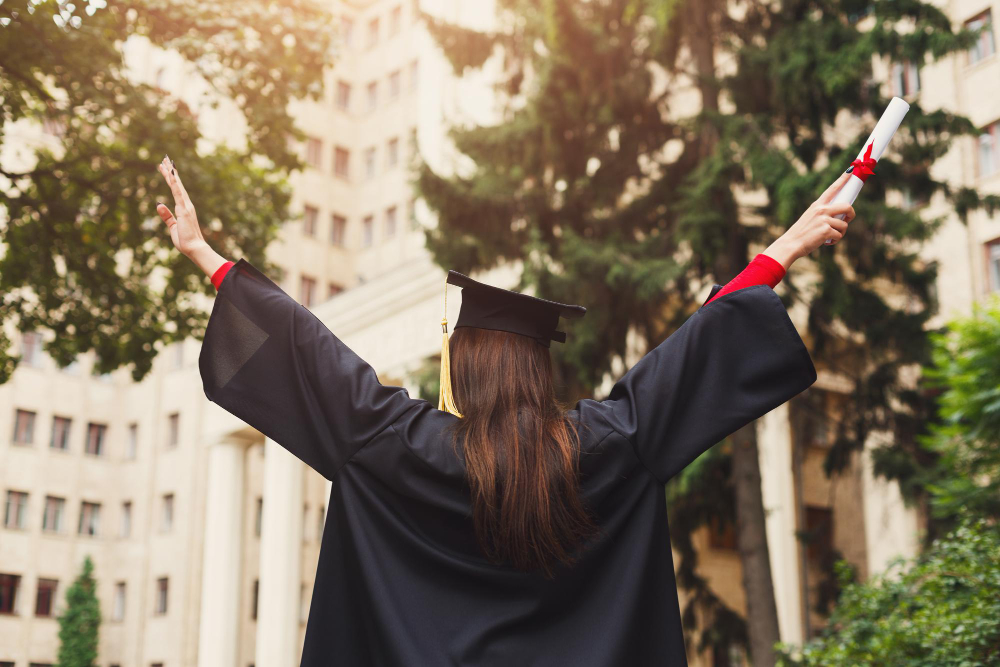 Universidade Cambridge abre 1000 bolsas para curso online, sem necessidade de inglês