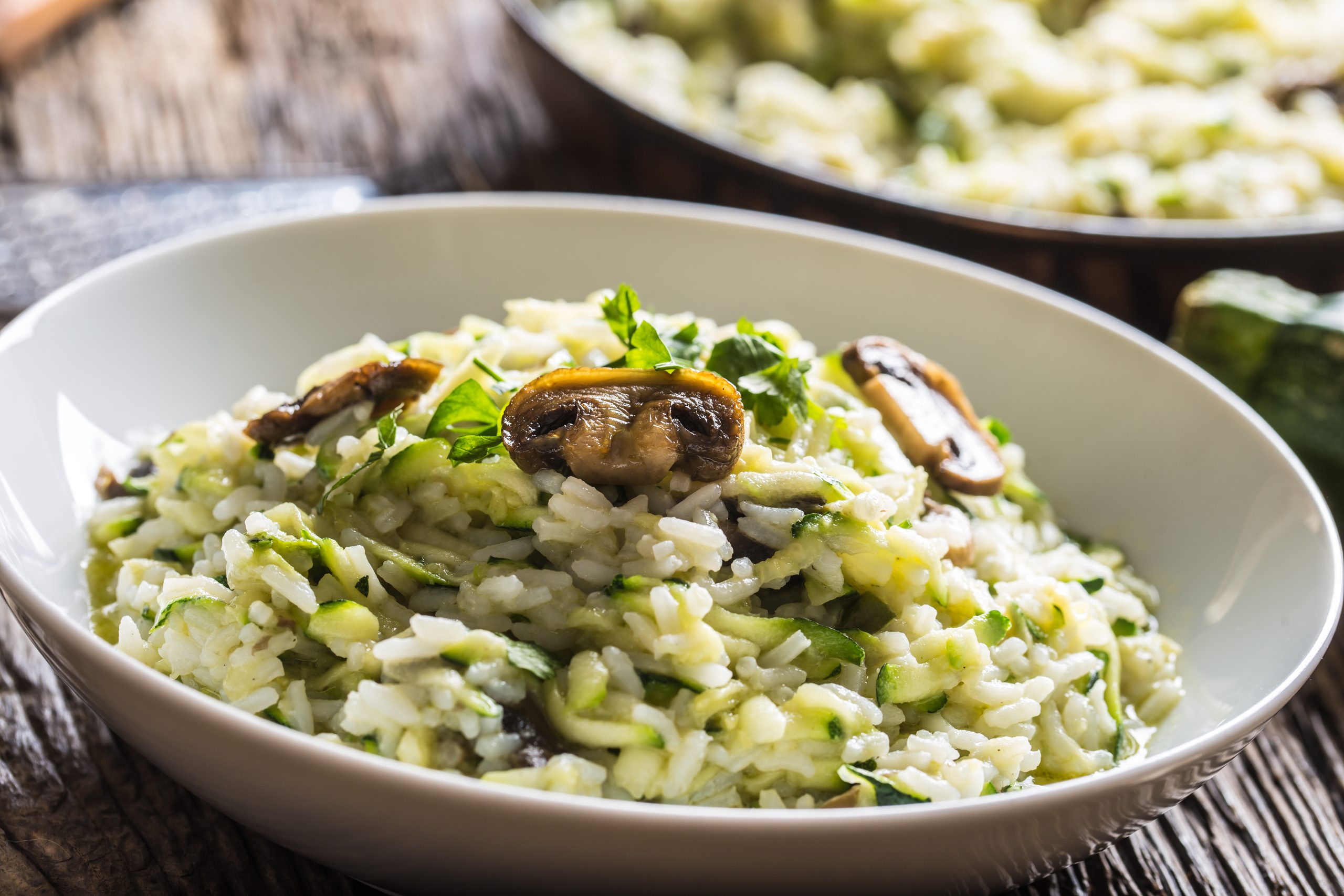 É fã de risoto? Aprenda uma receita fácil que leva limão siciliano e abobrinha