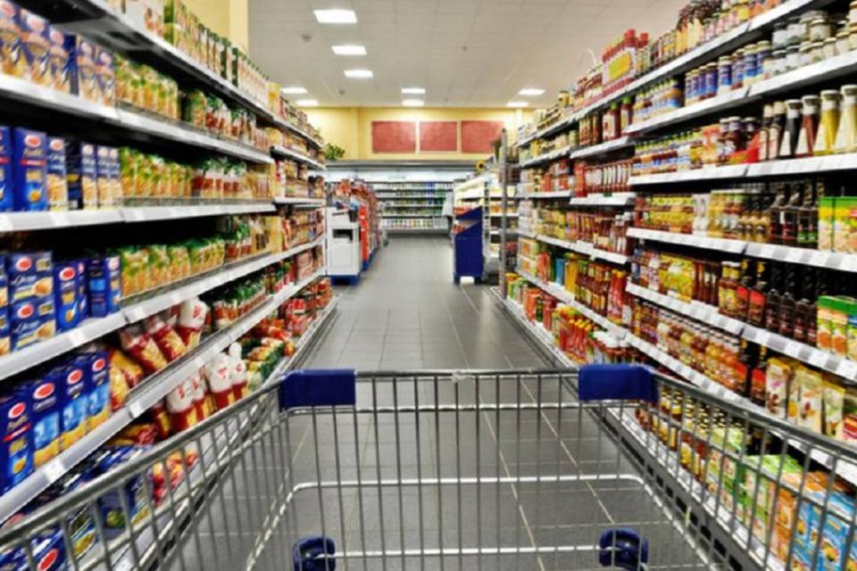 Cliente de supermercado se revolta com atendimento e faz reclamação no alto-falante