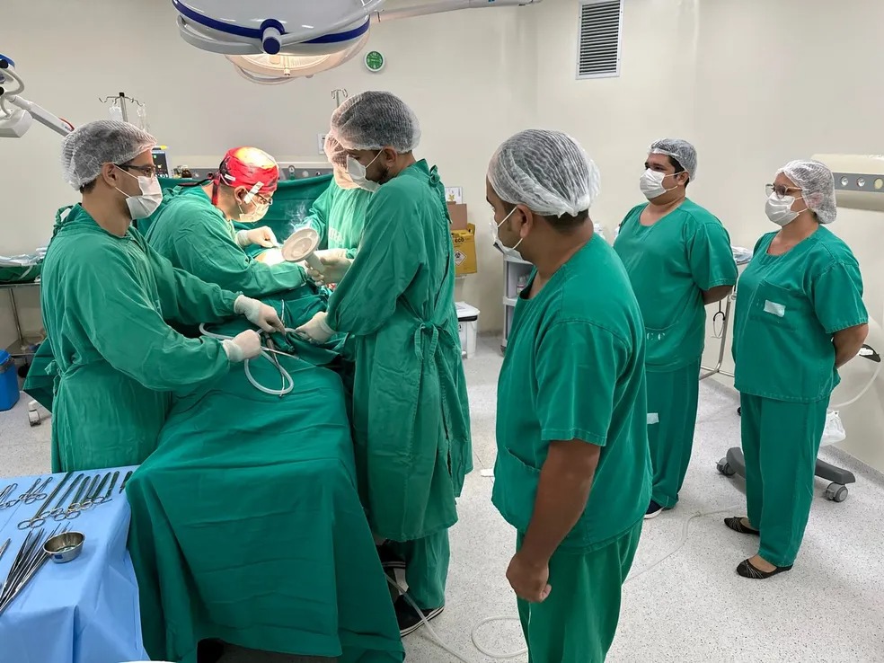 No mesmo dia: pai conhece a filha de 18 anos e doa um rim para salvar a vida dela