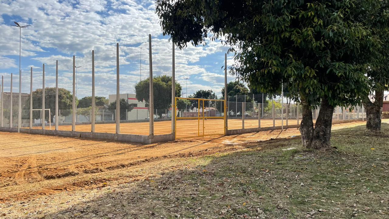Após reforma, campo da Vila Exposição recebe limpeza e cuidados com o solo