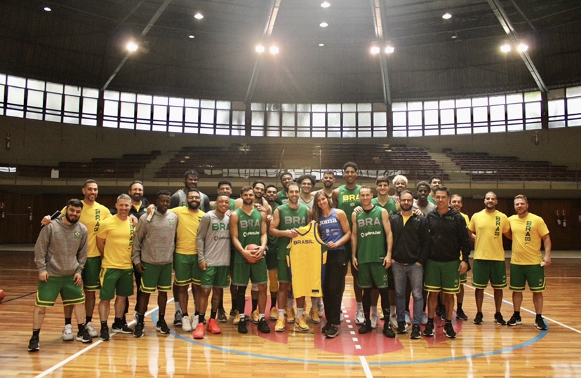 Melhor tenista brasileira, Bia Haddad visita treino da seleção masculina de basquete